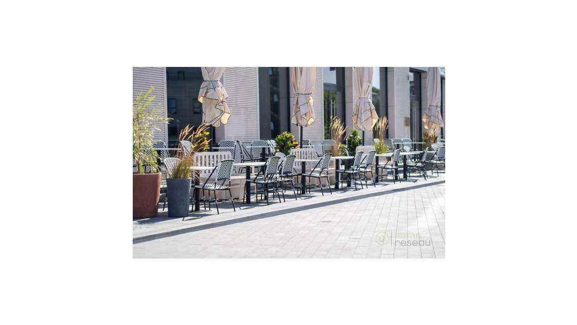 Situé sur un axe très fréquenté en proche banlieue