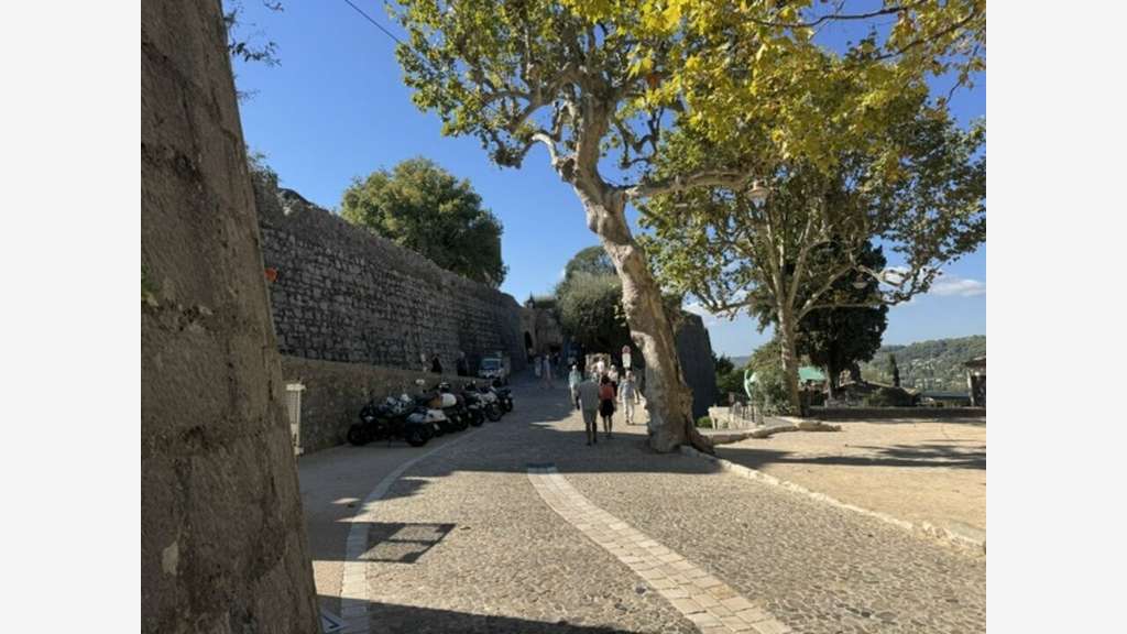 Etablissement neuf à reprendre à St Paul de Vence