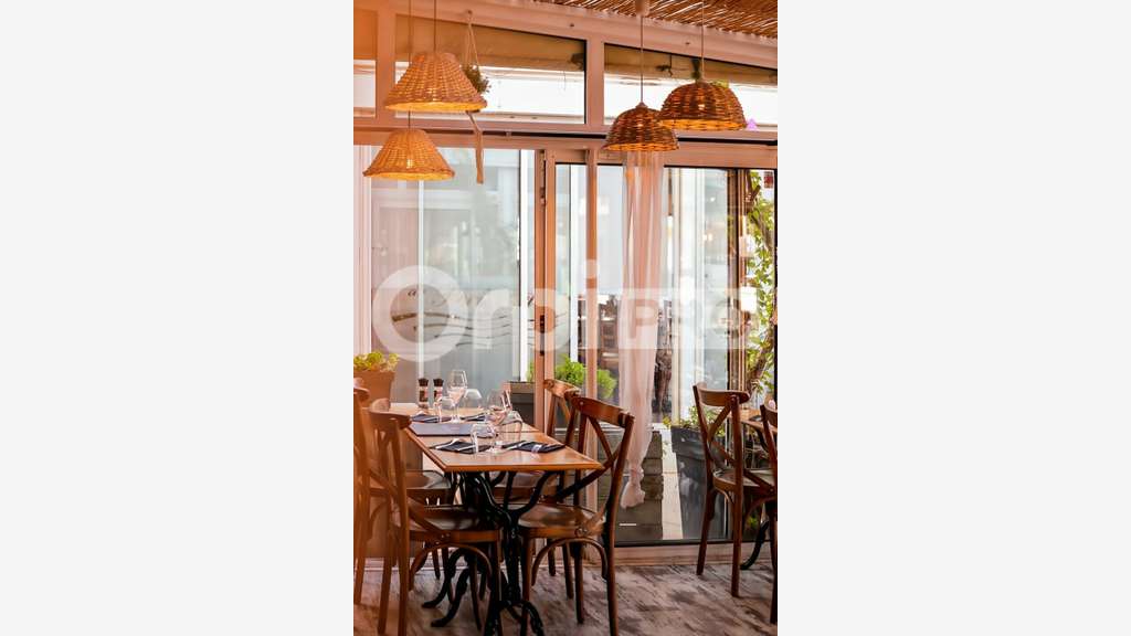 A vendre, restaurant bar à vin vente vin au détail