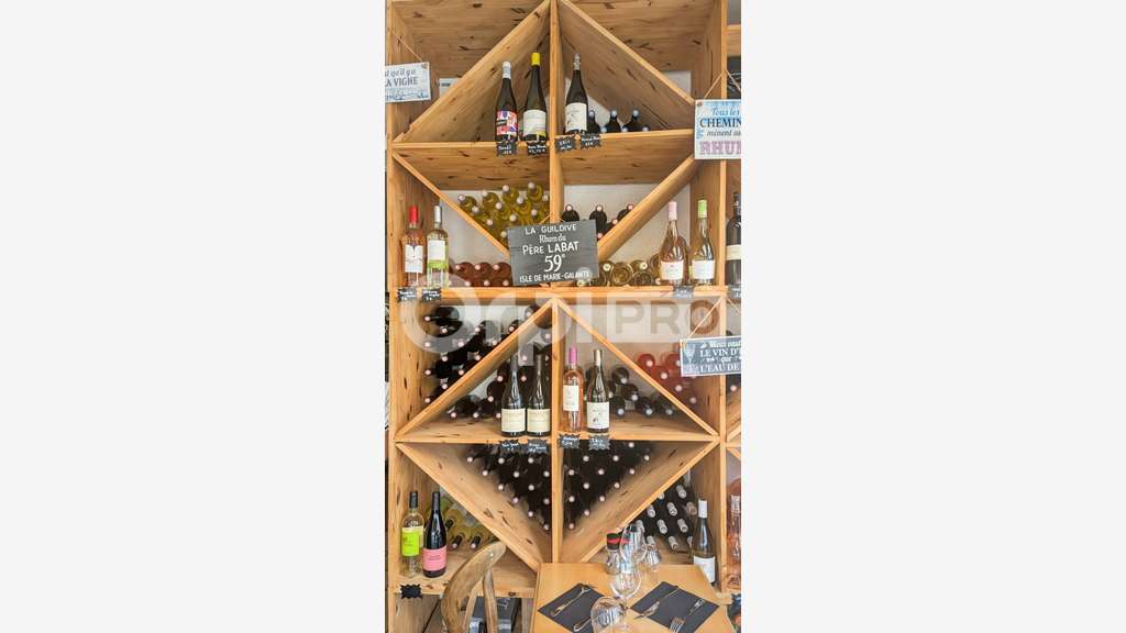 A vendre, restaurant bar à vin vente vin au détail