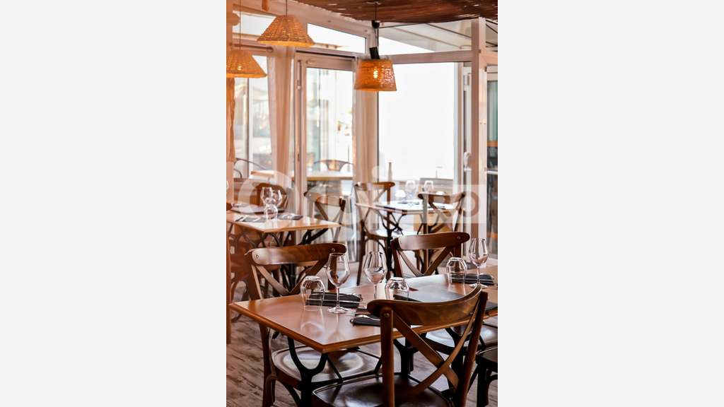 A vendre, restaurant bar à vin vente vin au détail