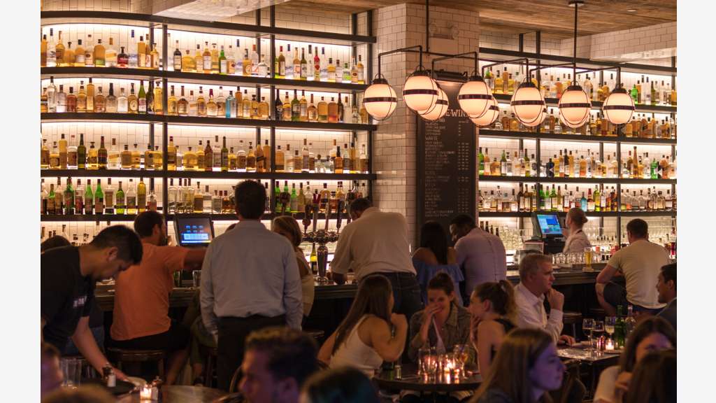 AV resto. lic IV d'angle. très bon empl Versailles