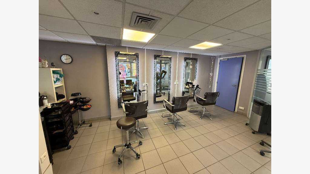 A vendre salon de coiffure bien établi à Beaucourt
