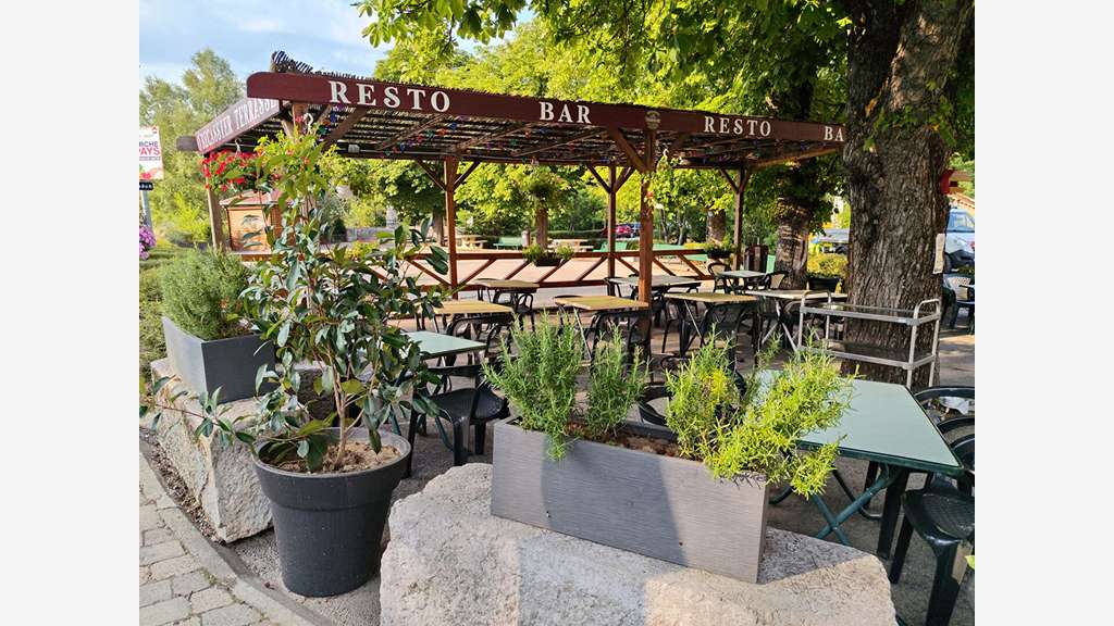 Cède restaurant rénové four à pizza neuf Aspremont