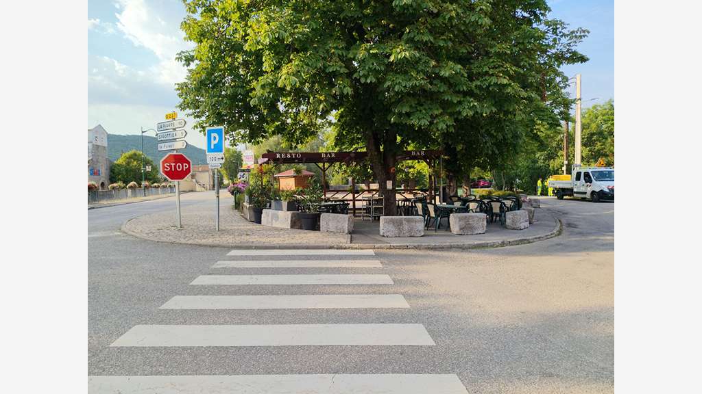 Cède restaurant rénové four à pizza neuf Aspremont