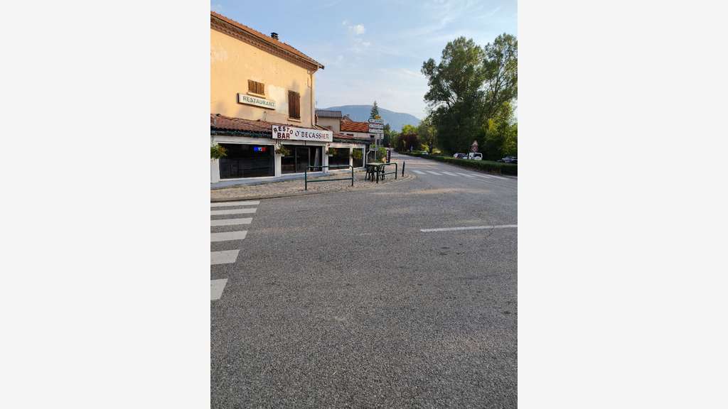 Cède restaurant rénové four à pizza neuf Aspremont
