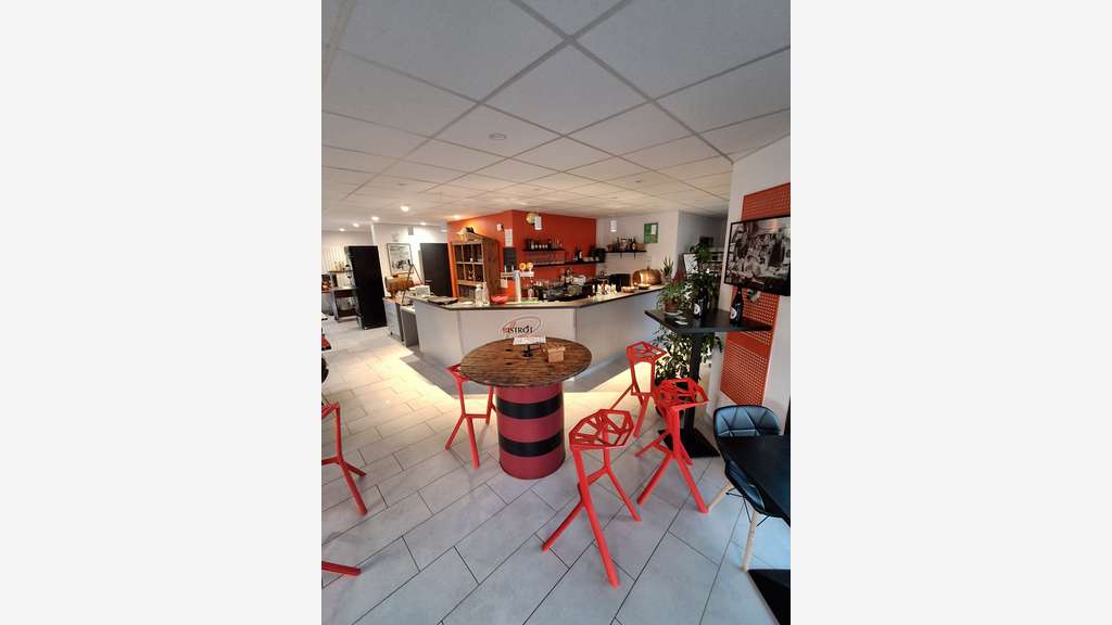 AV bar restaurant avec beau logement Nord Mayenne