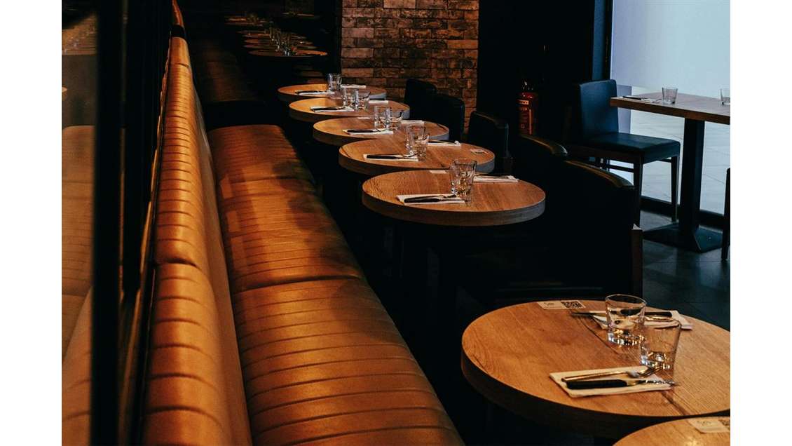 AV restaurant rénové d'angle zone de bureaux Paris