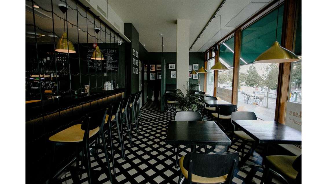 Vente restaurant lic 4 en angle sur une placette