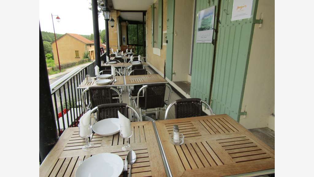 Vente bar tabac restaurant en petit village 24
