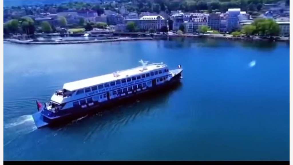 AV restaurant pieds dans l'eau bord du Lac Léman