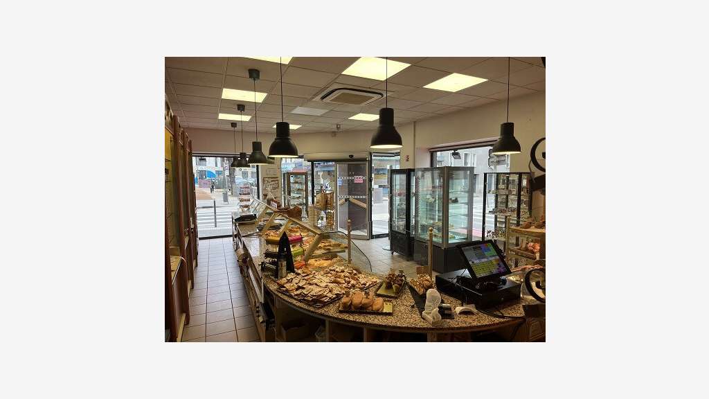 Beau magasin spacieux secteur couronne Lyonnaise