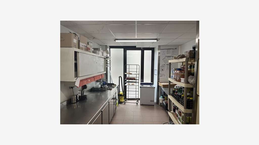 Beau magasin spacieux secteur couronne Lyonnaise