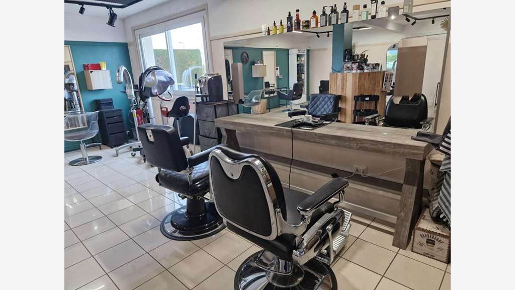 Vente beau salon de coiffure à Villerest 