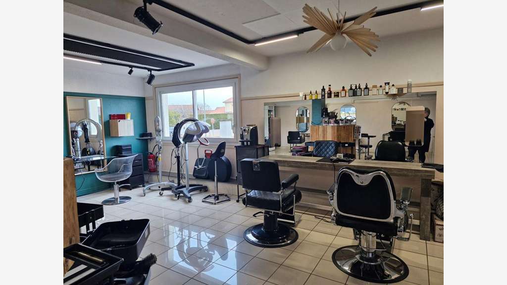 Vente beau salon de coiffure à Villerest 