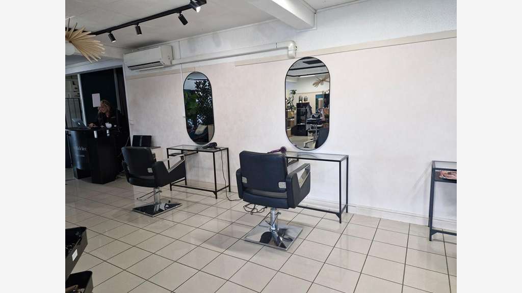 Vente beau salon de coiffure à Villerest 