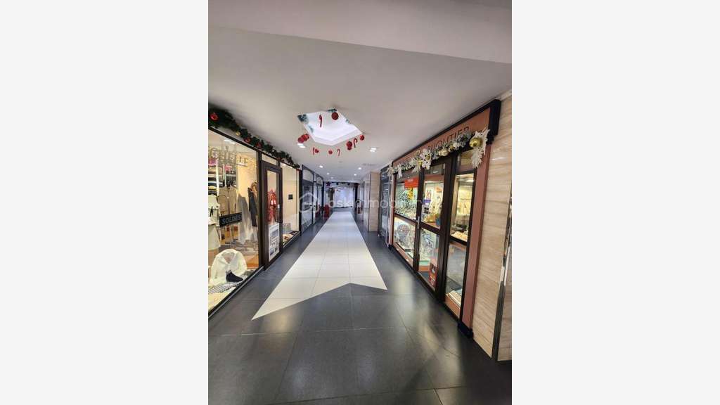 Vente bijouterie bel agencement au centre d'Auray