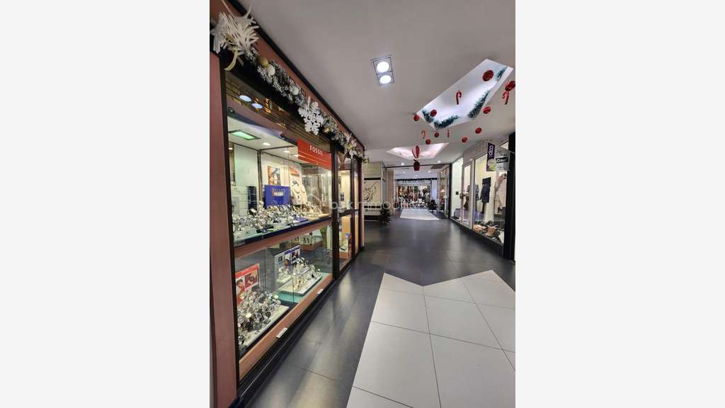 Vente bijouterie bel agencement au centre d'Auray
