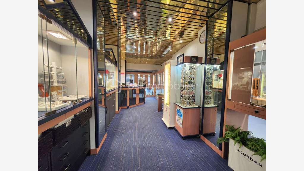 Vente bijouterie bel agencement au centre d'Auray