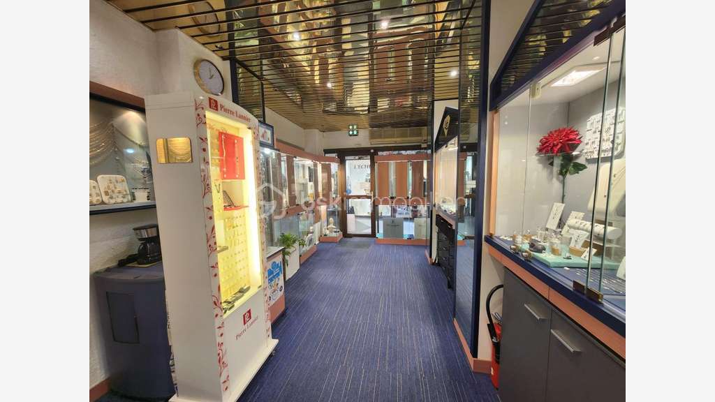 Vente bijouterie bel agencement au centre d'Auray