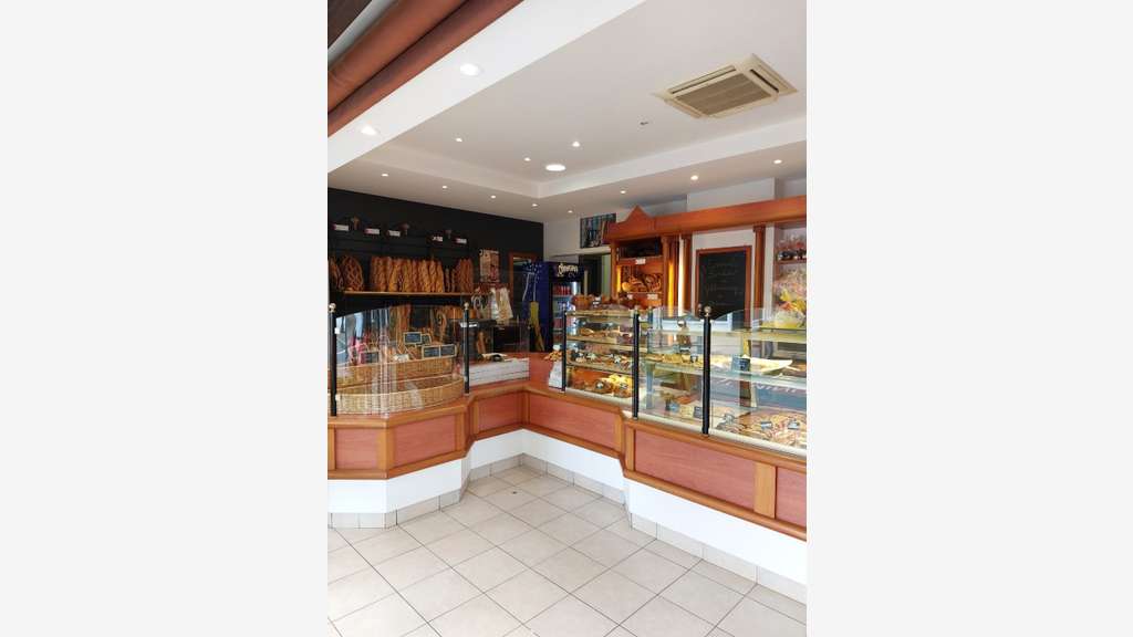 Vente boulangerie face à l'église du village 14