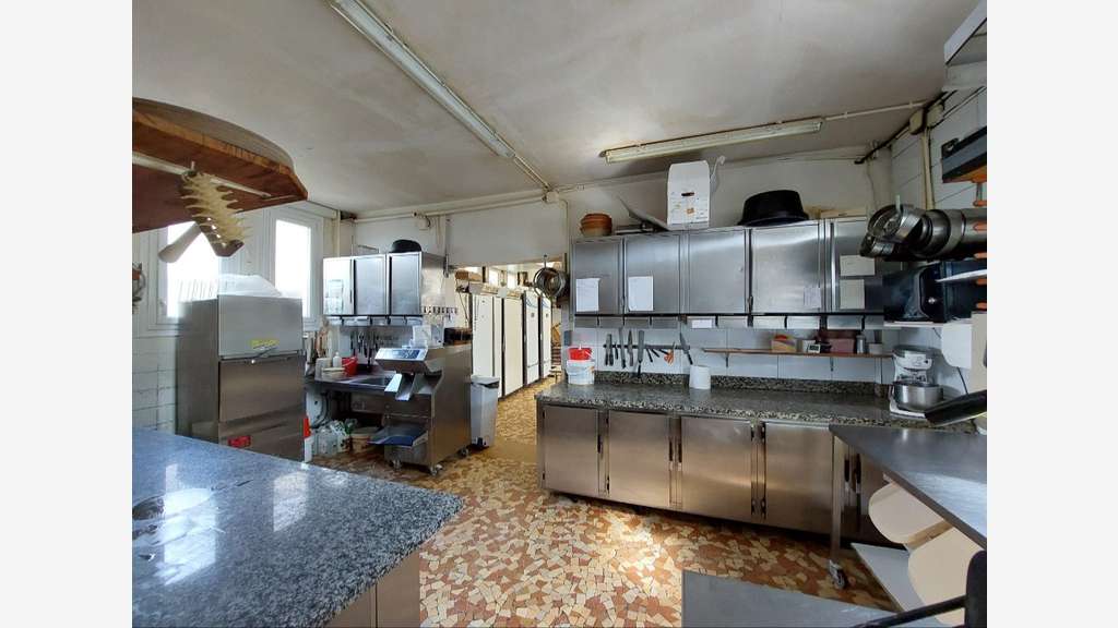 Vente boulangerie face à l'église du village 14