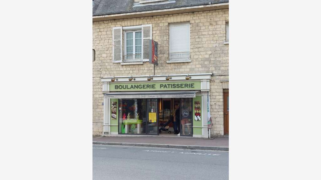 Vente boulangerie face à l'église du village 14