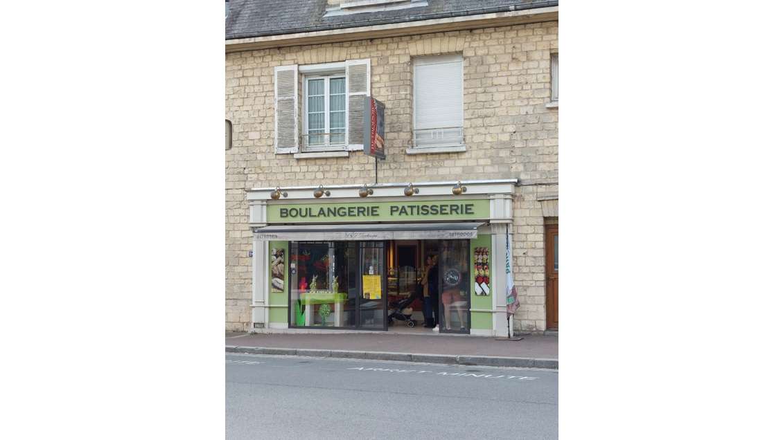 Vente boulangerie face à l'église du village 14