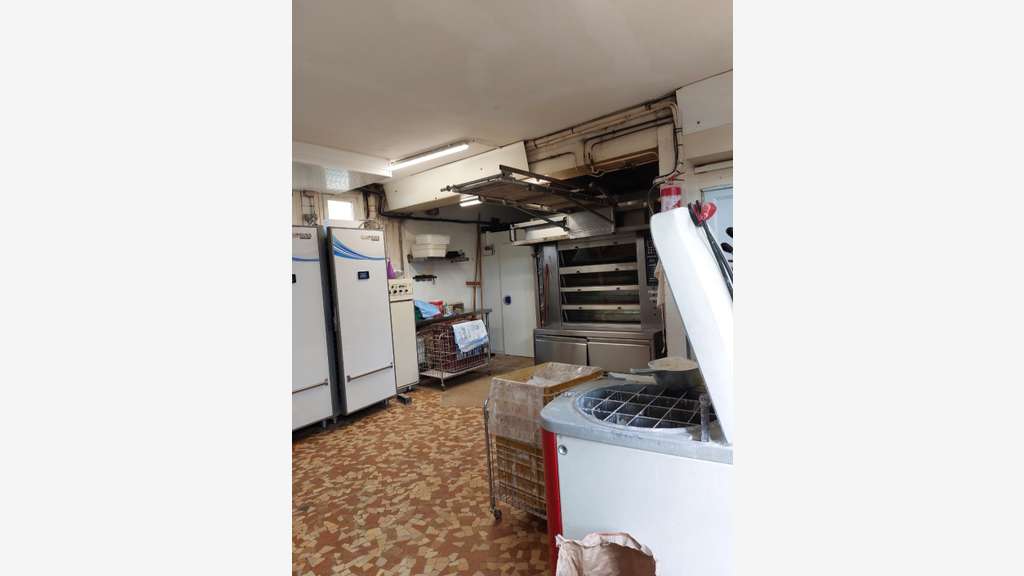 Vente boulangerie face à l'église du village 14