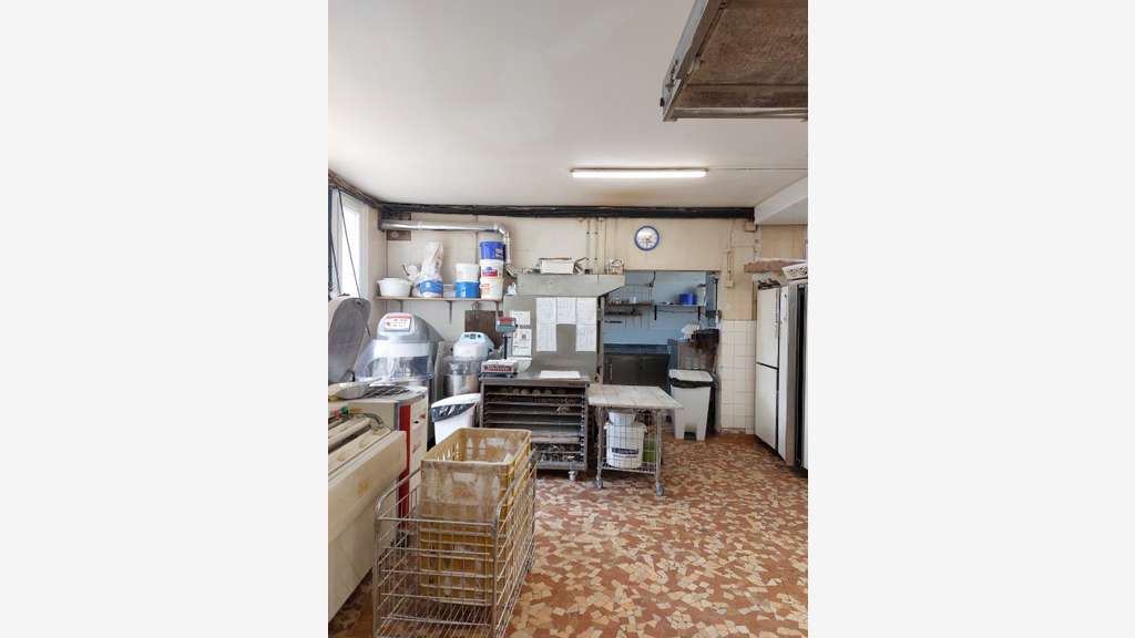 Vente boulangerie face à l'église du village 14