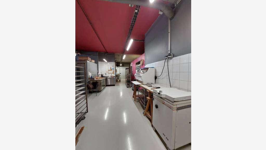 AV belle boulangerie d'un quartier commercial 14