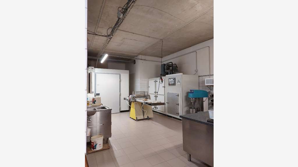 AV belle boulangerie d'un quartier commercial 14