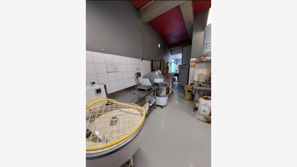 AV belle boulangerie d'un quartier commercial 14