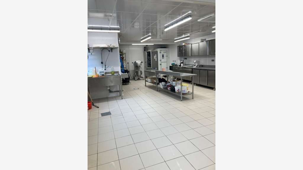 Boulangerie-pâtisserie, CV Bourges, fermée sam+dim
