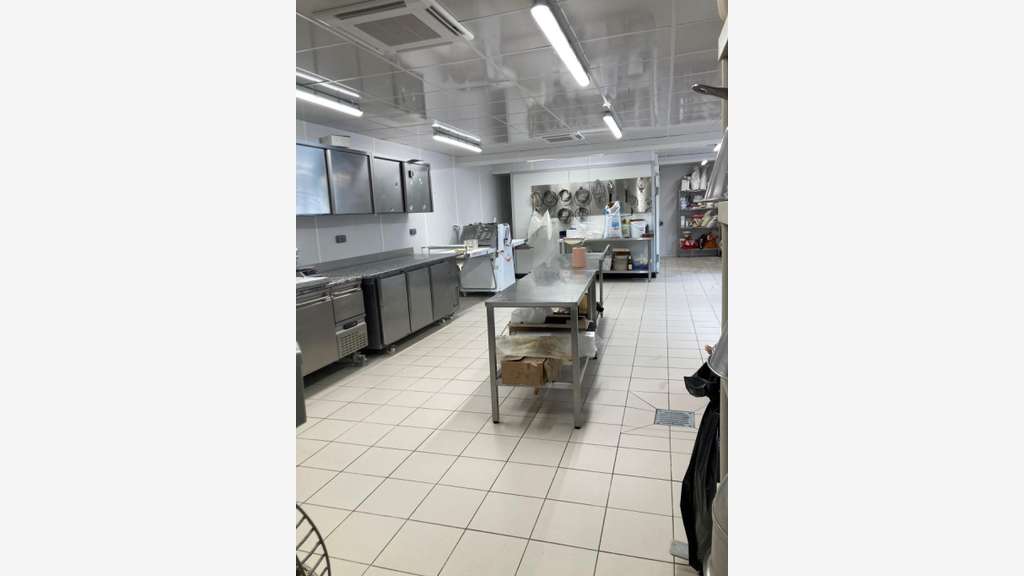 Boulangerie-pâtisserie, CV Bourges, fermée sam+dim