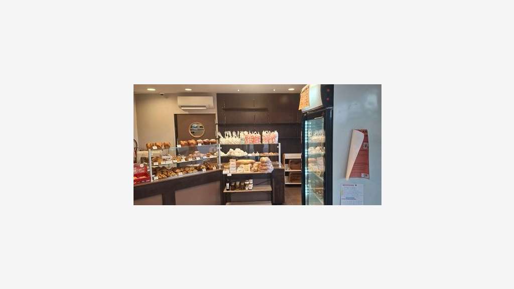 AV seule boulangerie d'un village touristique 39