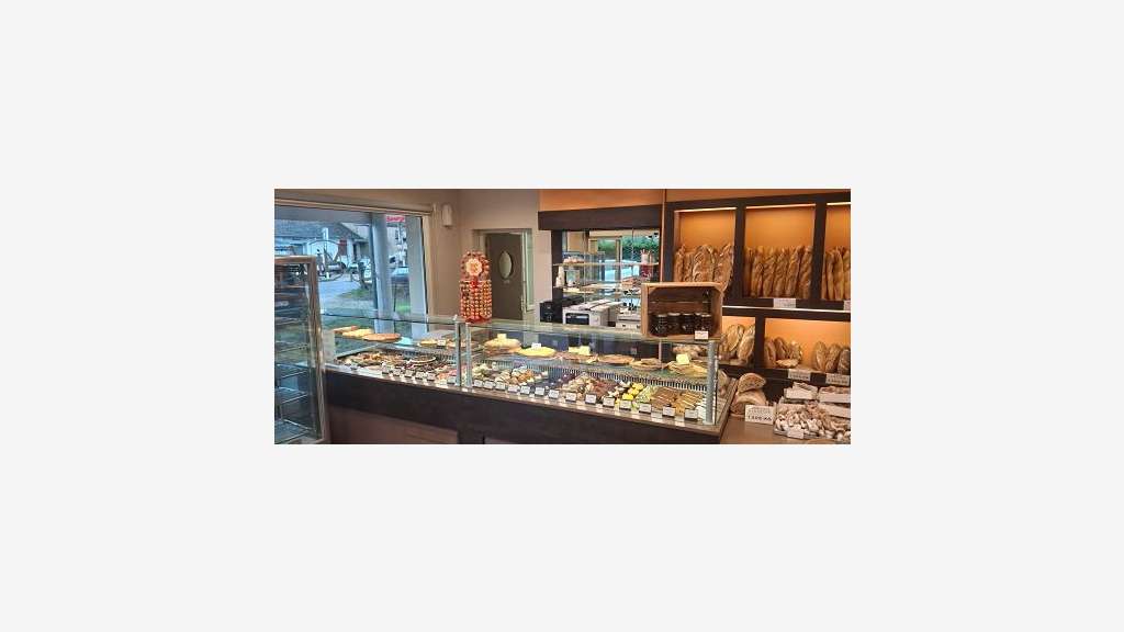 AV seule boulangerie d'un village touristique 39