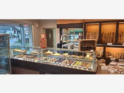 AV seule boulangerie d'un village touristique 39