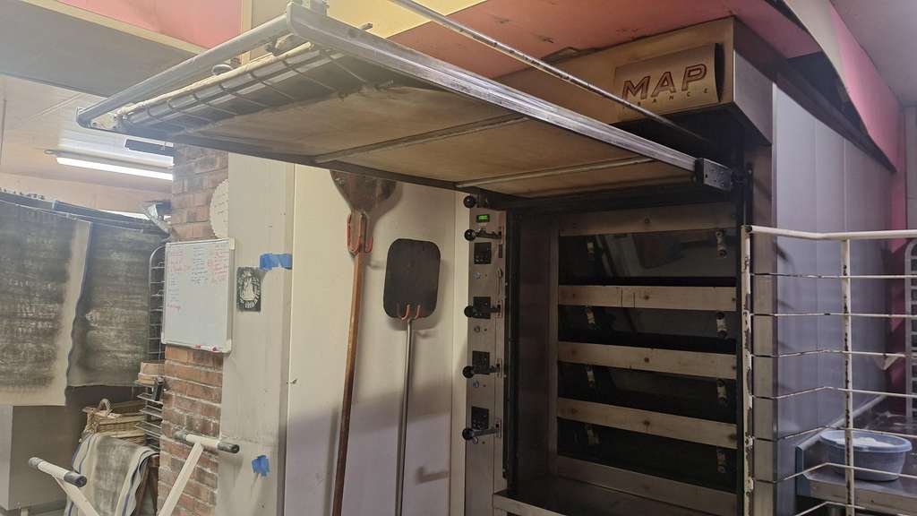 Cède belle affaire avec appart axe de passage 71
