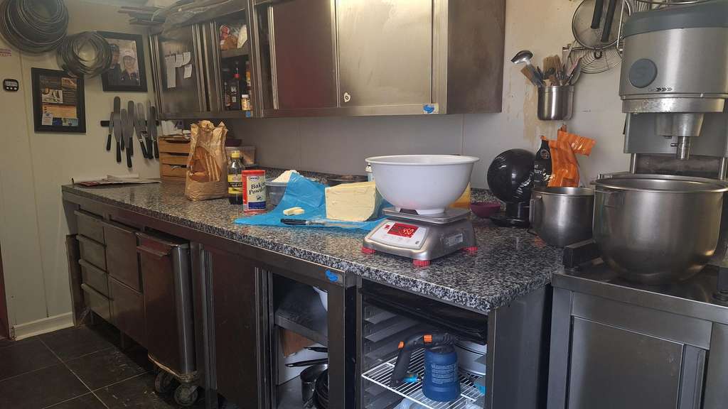 Cède belle affaire avec appart axe de passage 71