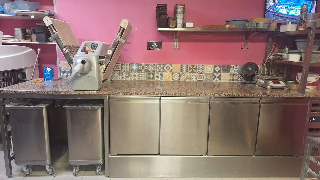 Cède belle affaire avec appart axe de passage 71
