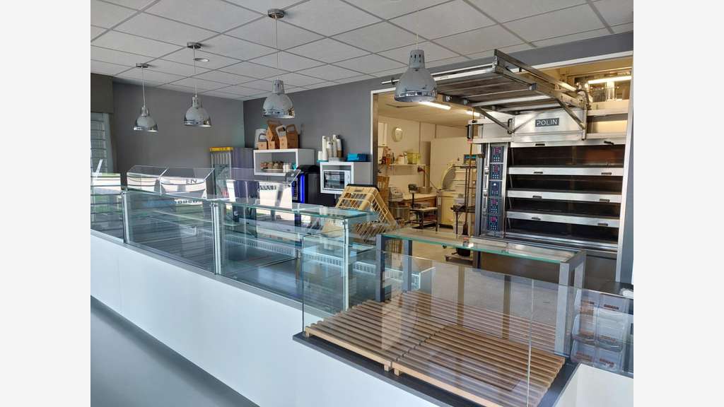 AV boulangerie traiteur dans charmant village 21