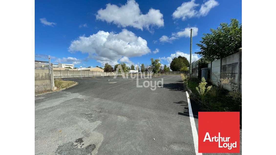 Vend bureaux de 1022m² Niort zone Saint Liguaire