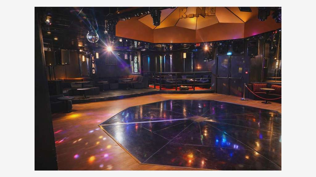 Vente club & bar murs & FDC emplacement N°1 Plesse
