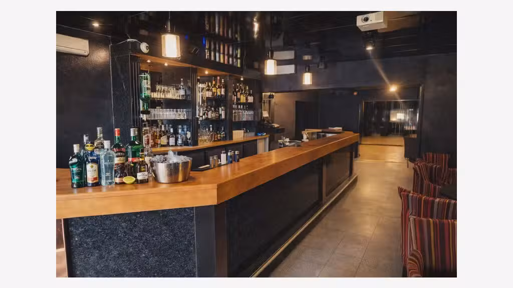 Vente club & bar murs & FDC emplacement N°1 Plesse