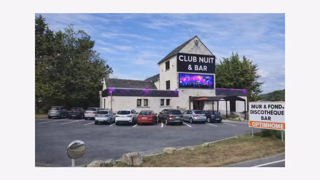 Vente club & bar murs & FDC emplacement N°1 Plesse