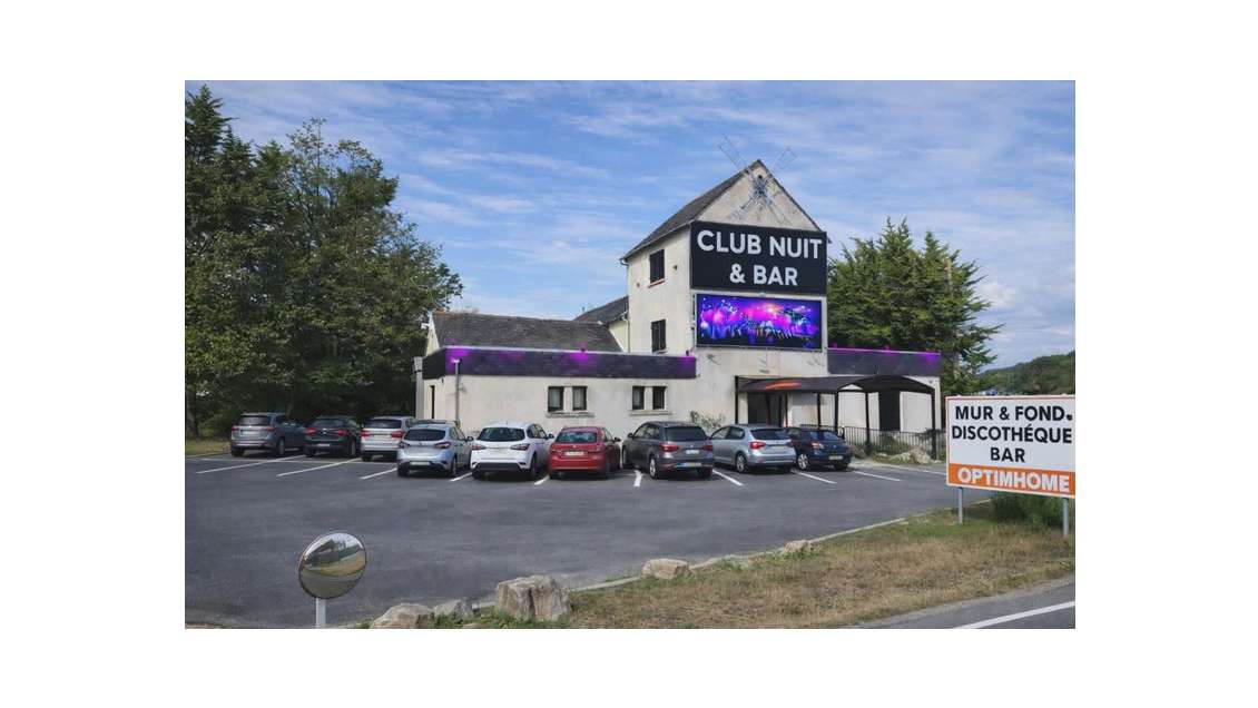 Vente club & bar murs & FDC emplacement N°1 Plesse