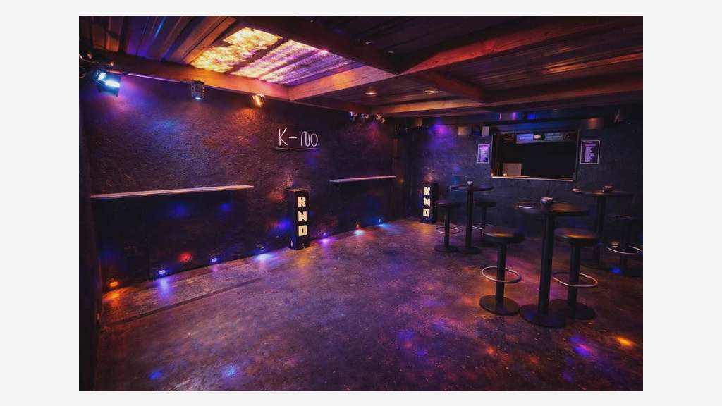 Vente club & bar murs & FDC emplacement N°1 Plesse