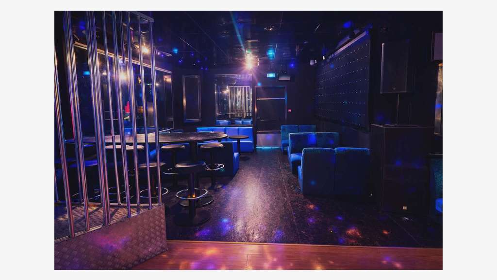 Vente club & bar murs & FDC emplacement N°1 Plesse