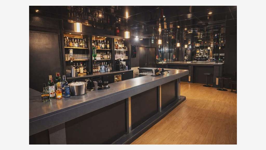 Vente club & bar murs & FDC emplacement N°1 Plesse